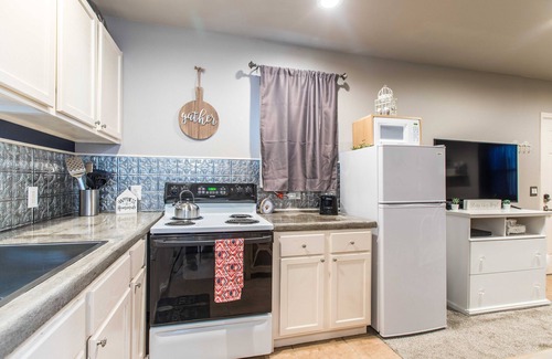 Grand Junction House | The Carriage House Studio: Central Modern Comfort