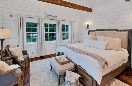 Waco Cabin | The Carriage House-Lux couples getaway with Soaker Tub and Walk-in Shower- 10 mi