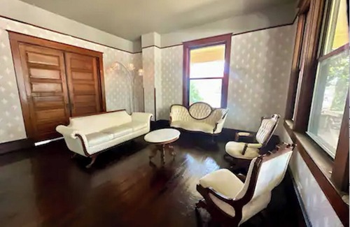 Mount Pleasant House | The Carriage Suite w/Private Bathroom