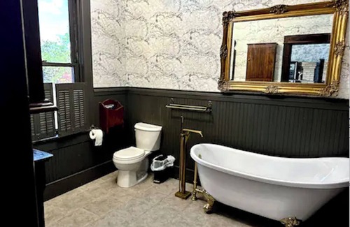 Mount Pleasant House | The Carriage Suite w/Private Bathroom