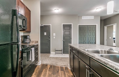 West Des Moines Apartment | The Cascades at Jordan Creek WDSM/Pool/Tanning/Gym