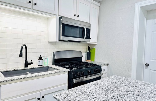 Durant House | The Casino Cottage in Durant! Hotel Amenities, 2 Kings, 4mi to Casino, Sleeps 8n