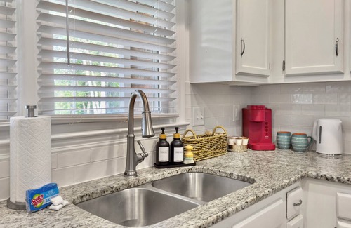 Lincolnville House | The Caspian: family friendly haven with private pool perfect for large groups