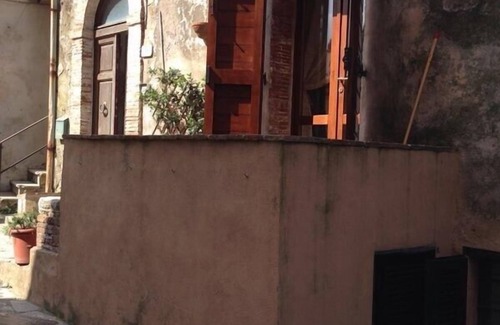 Capalbio House | The Castle House. Pleasant apartment in front of the medieval castle.