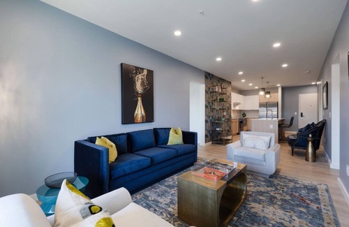 Sobro Apartment | The Catalina Wine Mixer/*Walk to Broadway!*