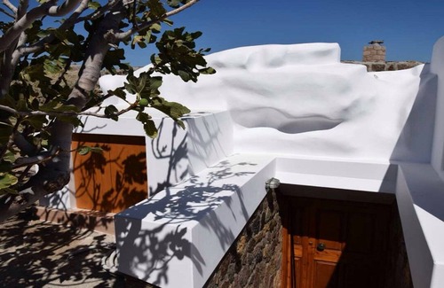 Milos Cottage | The cave "Terra Nullius" is a unique lodge for a different kind of vacation.