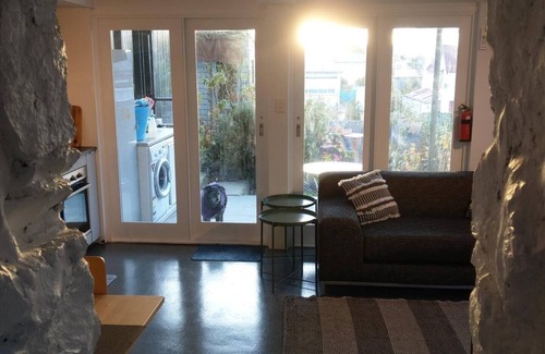 Hobart Central Business District Apartment | "The Cave" West Hobart: eco friendly apartment 🌈 🌱 🏳️‍⚧️