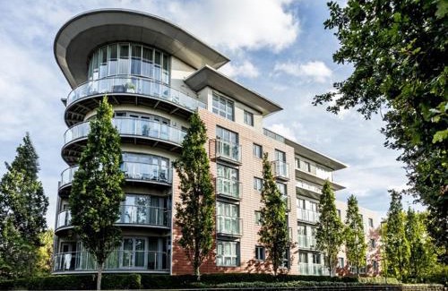 Woking Apartment | The Cedar Suite