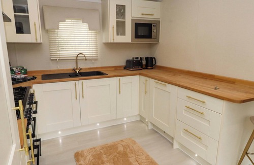 Chwilog Cottage | THE CHALET AT TYN LON, pet friendly, with a garden in Chwilog