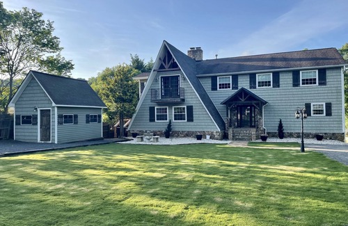 Belmont House | The Chalet on Lake Wylie, 5000 sq ft, Sleeps16, Pet Friendly, Close to Charlotte