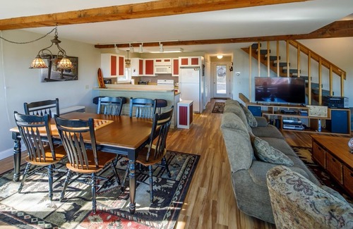 Franklin County House | The Chalet on the Ridge-19 min to Sugarloaf and ITS access!