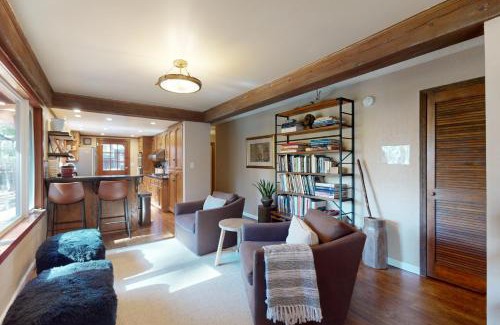 Round Hill Village House | The Chalet