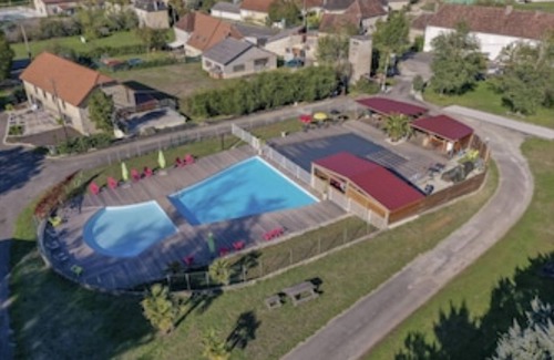 Frayssinet Ski Chalet | the chalets are on a hill N3