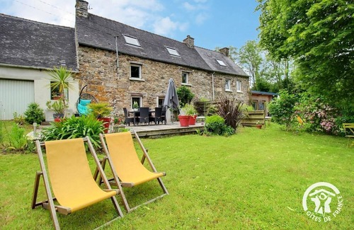 Belle-Isle-en-Terre House | The charm of the forest