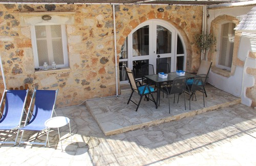 Gavalochori House | The charm of Arismari lies in its traditional stone structure.