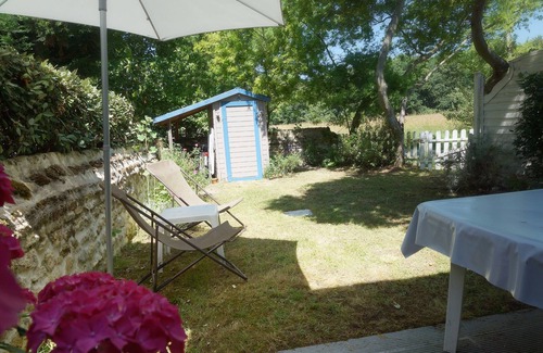 Le Chateau-d'Oleron House | The charm of stone, House and garden, 5 'from the ocean, with 2 bikes, Internet