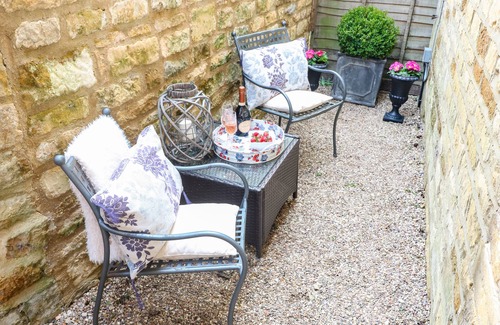 Stretton on Fosse Cottage | THE CHEESE ROOM, pet friendly, with a garden in Stretton-On-Fosse
