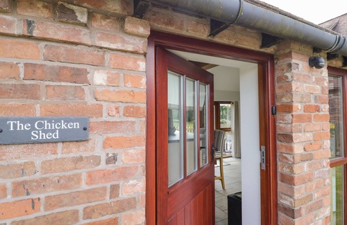 Uckington Cottage | THE CHICKEN SHED, romantic, with open fire in Barford