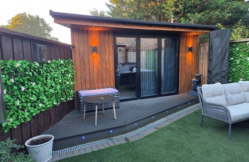 Cannards Grave Cottage | THE CHILL GARDEN ROOM, pet friendly, with a garden in Shepton Mallet