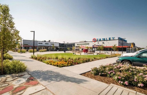 Aurora Apartment | The Chill Zone - Pet Friendly!