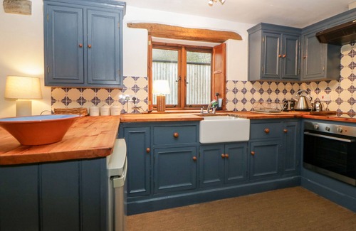 Loddiswell Cottage | THE CIDER BARN, pet friendly, with open fire in Loddiswell