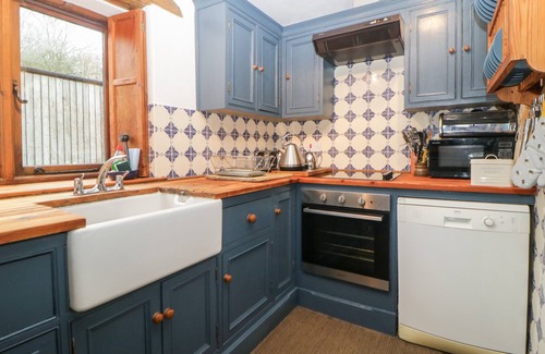 Loddiswell Cottage | THE CIDER BARN, pet friendly, with open fire in Loddiswell