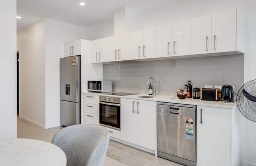 Newton Apartment | The CityScape Apartment with Wi-Fi and Balcony
