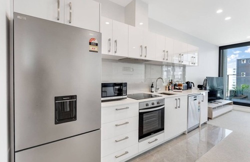 Newton Apartment | The CityScape Apartment with Wi-Fi and Balcony