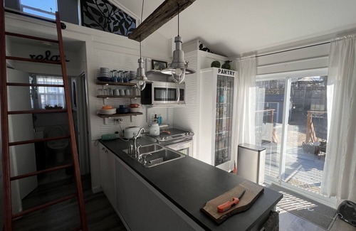 Grand Bend Cottage | THE "clean" LITTLE BLUE COTTAGE - BEACHTOWN DT GRAND BEND -ONTARIO