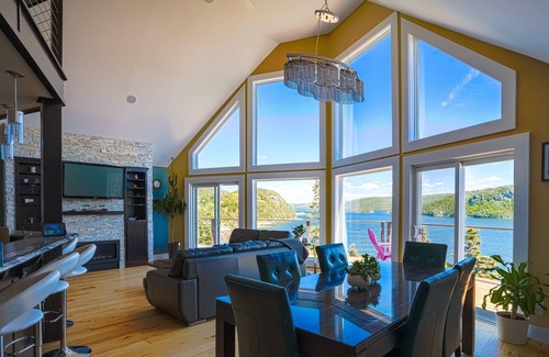 Placentia Ski Chalet | The Cliff House-Luxury Chalet with Hottub