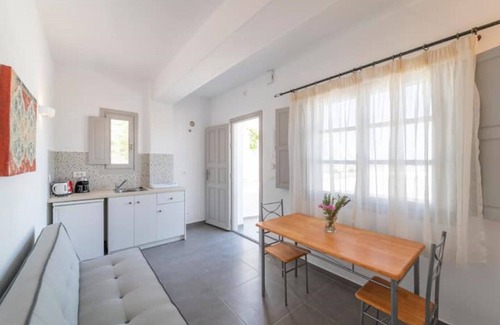 Megalochori Apartment | The Cliff Reflections Apartment- Courtyard view