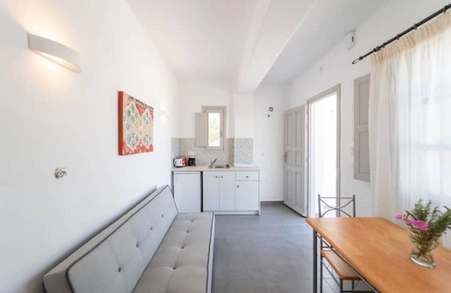 Megalochori Apartment | The Cliff Reflections Apartment- Courtyard view