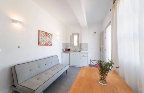 Megalochori Apartment | The Cliff Reflections Apartment- Courtyard view