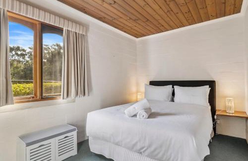 Kettering Villa | The Clocktower - Serene Stay at Herons Rise Vineyard