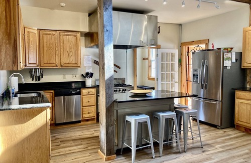 Ludlow Cabin | The Clubhouse -11 BR Downtown, 7 Bath on shuttle
