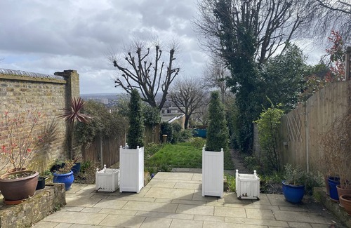 South Norwood House | The Coach House, Three Bedrooms, Off Street Parking, Beautiful Views