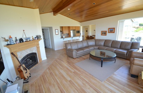 Bodega Bay House | “The Coast is Clear” Beautiful Views, Steps To Beach, Remodeled, Game Room!