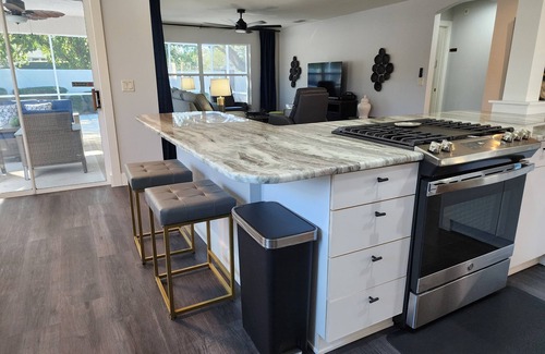 Piedmont House | The Coconut Courtayrd-Private Heated Saltwater Pool-Minutes From Fun-Walk 2 Golf