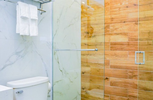 Grand Bend Hotel | The Colonial Hotel -Honeymoon Suite