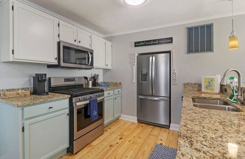 Fox Lake Apartment | `The Compass Cottage` A Cute & Cozy 2/1 Lakeview House with Hot Tub Included