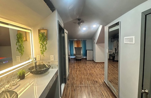 Detroit House | The Compound- ADULTS-ONLY 3-bedroom house with Hot Tub & Lounge —NO PARTIES!