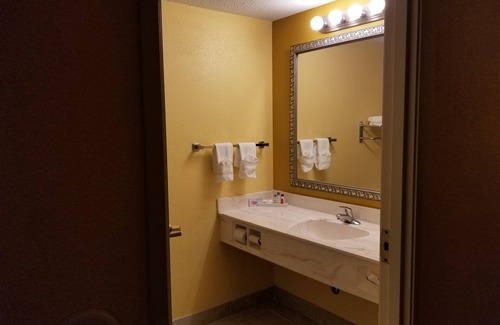 Owosso Hotel | The Comstock Inn and Conference Center