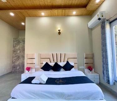 Kuthar Villa | The Corner House I Pet friendly & Serviced Villa I Open Air Lawn & Plunge Pool I Bonfire I Dance I Music I Full Party I By Exotic Stays