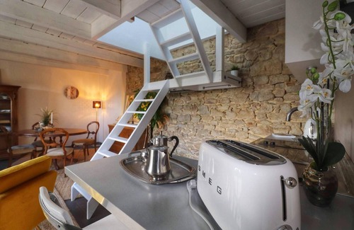Saint-Pol-de-Leon House | The cosy Kerigou gîte with sea and beach views