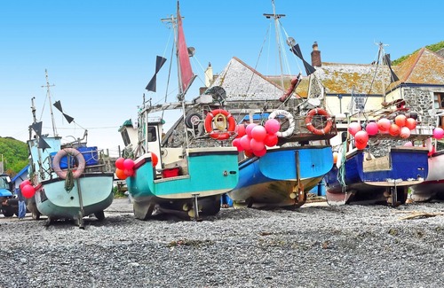 Cadgwith Cottage | The Cot in Cadgwith Cove- sleeps 4 guests in 2 bedrooms