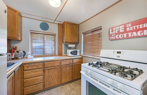Hope Cabin | The Cottage - a quaint cabin with full kitchen and bathroom in Hope, Alaska
