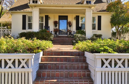 Sayles Blvd. Area House | The Cottage at Eleven09-A Fine Guest Experience in Historic Abilene