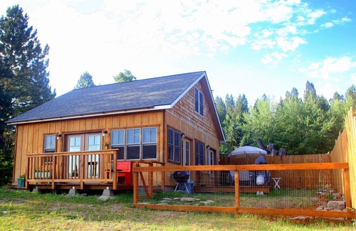 Hamilton Cottage | The Cottage at Farmstead Hollow; Warm and Cozy Retreat 2 miles West of Hamilton