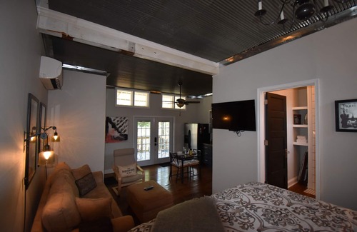 South Main Historic District House | The Cottage in the Historic South Main Arts District, Walk Everywhere Downtown