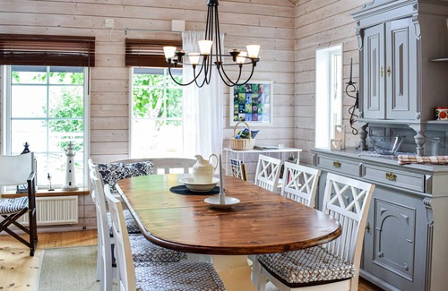 Fora House | The cottage invites you to a nice vacation with an open plan solution and high ceiling in the living